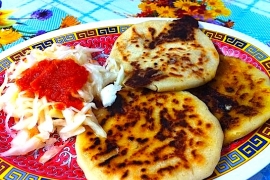 Pupusas y Curtido